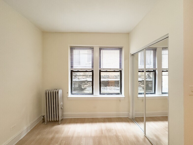 Building Photo - 4856 N Damen Ave