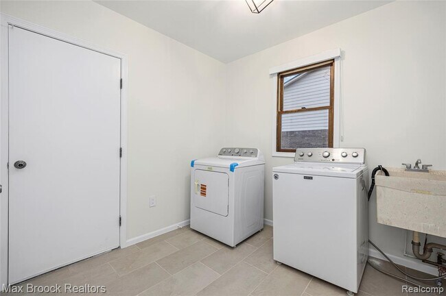 Building Photo - 28977 Lake Park Dr