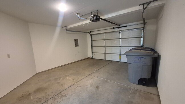 Building Photo - Remodeled 3 Bed / 2.5 Bath Townhome in Great Location