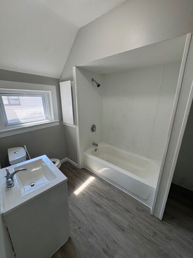 Building Photo - 4068 E 74th St