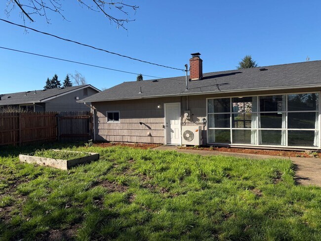 Building Photo - Updated 3 bedroom 1.5 bathroom house in Springfield!