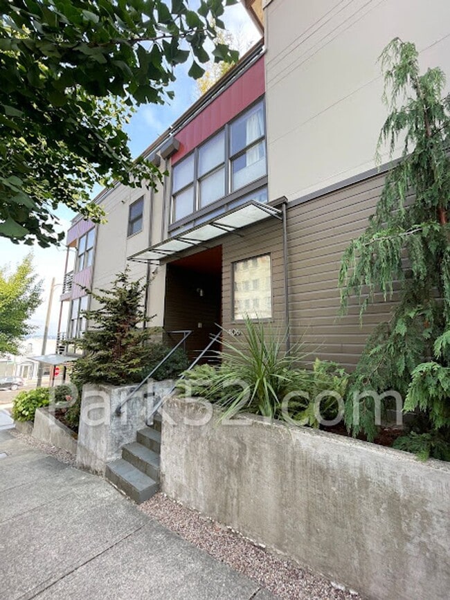 Building Photo - Downtown Tacoma Townhome!