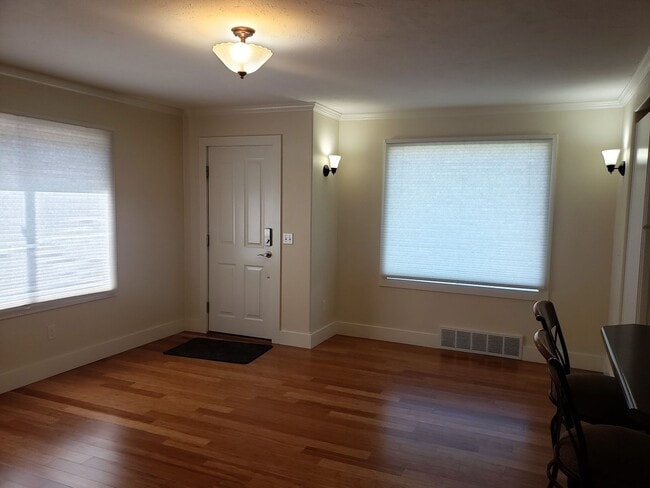 Building Photo - Recently Re-modeled 3 Bedroom Home!