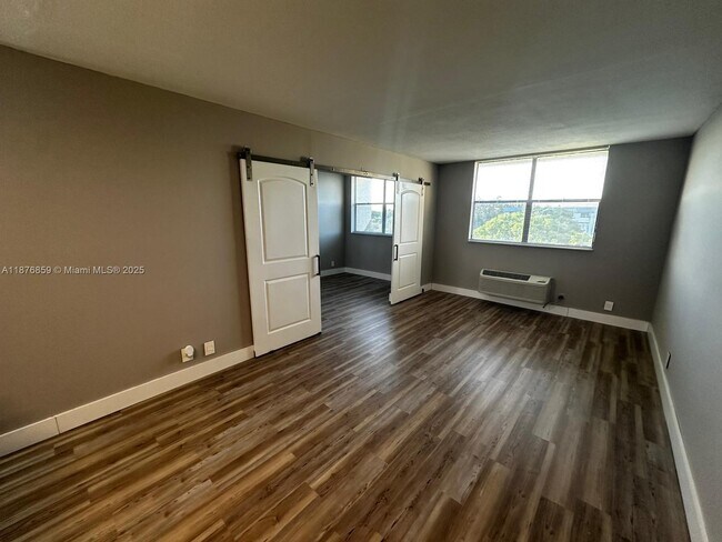 Building Photo - 2401 Riverside Dr