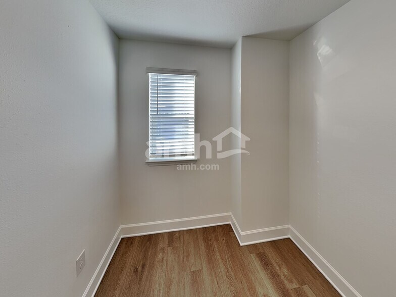 Building Photo - 2908 20th Ave W