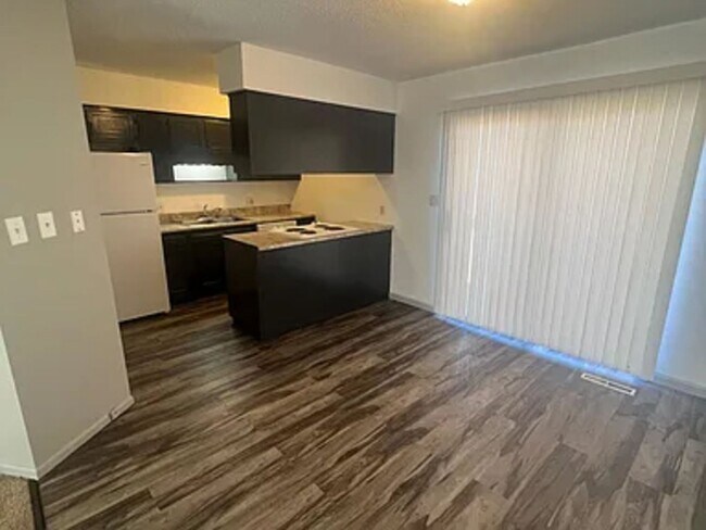 Building Photo - 431-431 Maple Grove Way