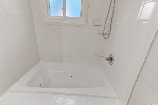 Building Photo - 675 S Long Beach Ave