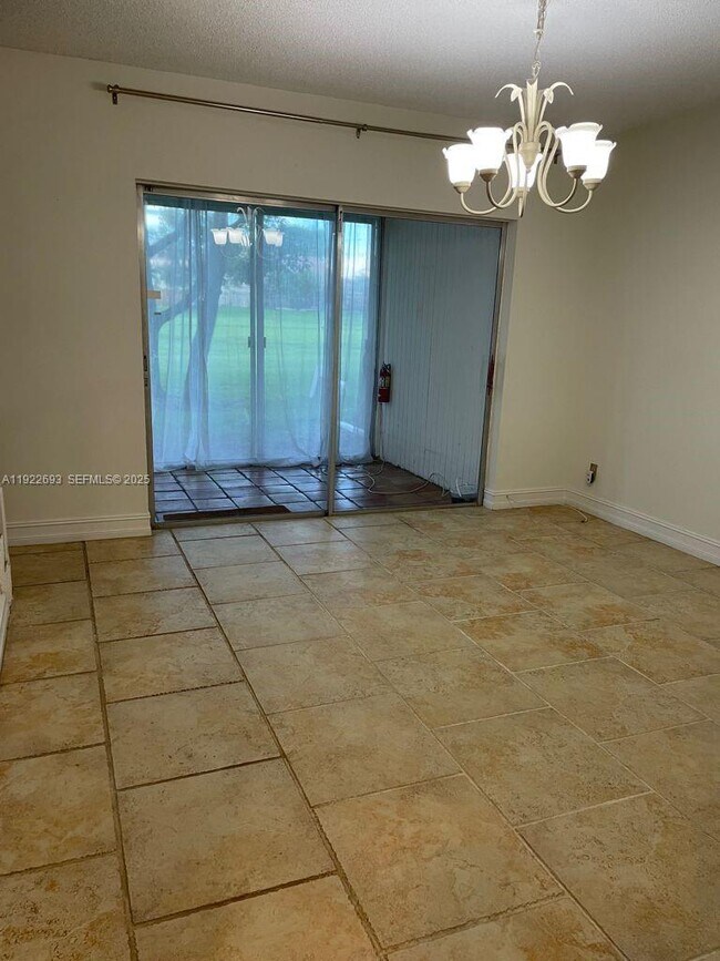 Building Photo - 3141 N Palm Aire Dr