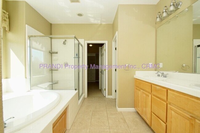 Building Photo - 19 Waterbury Ln