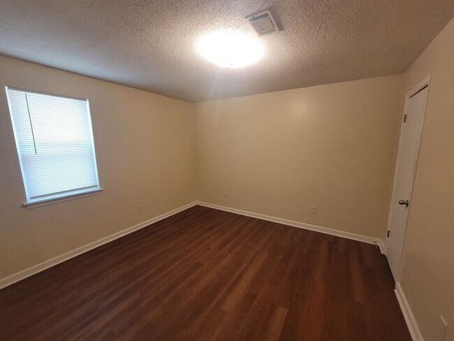 Building Photo - 115 Samarya Ln