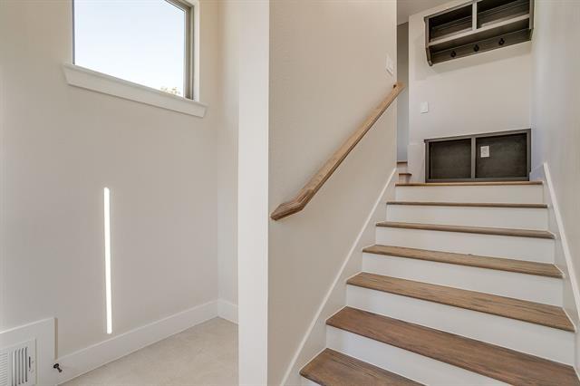 Building Photo - 302 Foch St