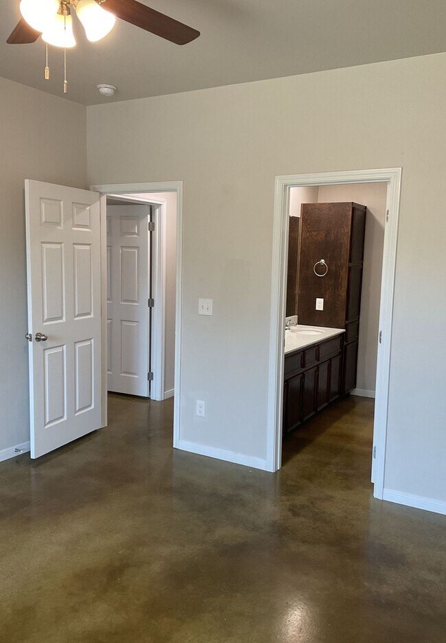 Building Photo - 310 Lowes Blvd