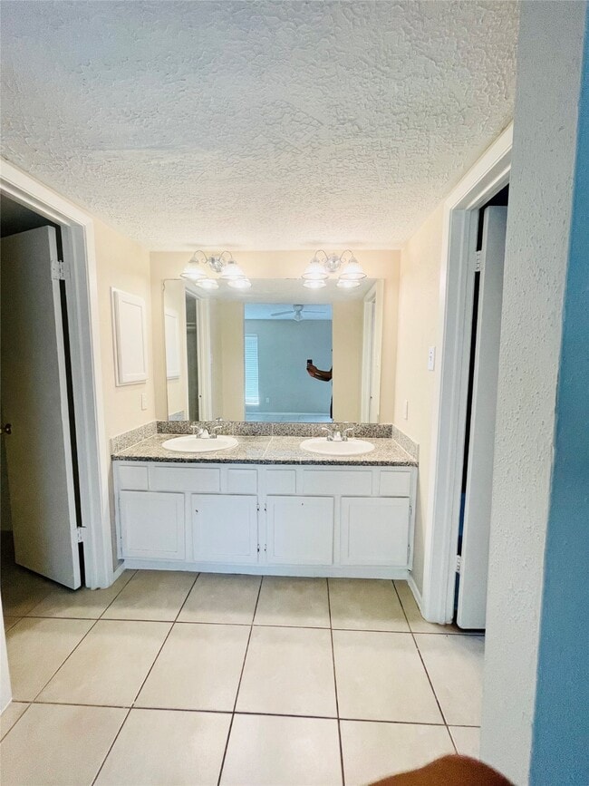 Building Photo - 19319 Lazy Valley Dr