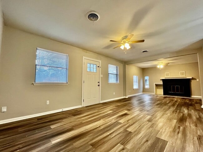 Building Photo - Beautiful 3 Bedroom 2 Bath Home