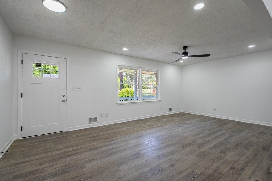 Building Photo - 6310 Thornhedge Dr