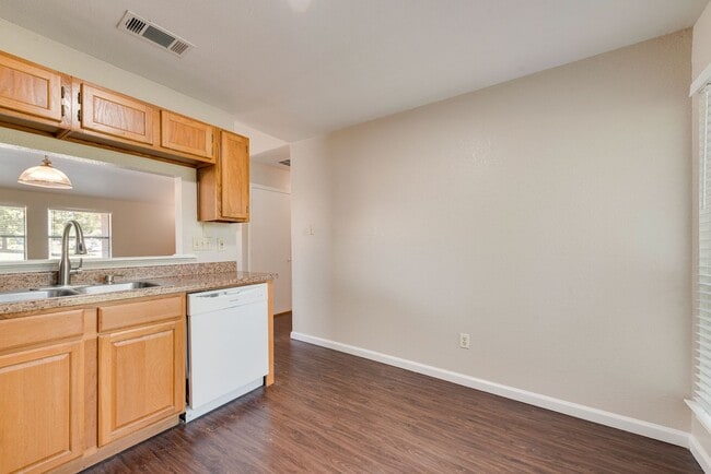 Building Photo - 208 E Denton Dr