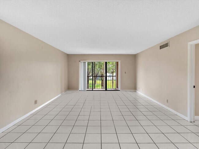 Building Photo - 16252 Laurel Dr