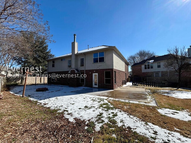 Building Photo - 5 Bed/3.5 Bath Home with Fenced Yard & Garage / Pet-Friendly / Vouchers Accepted