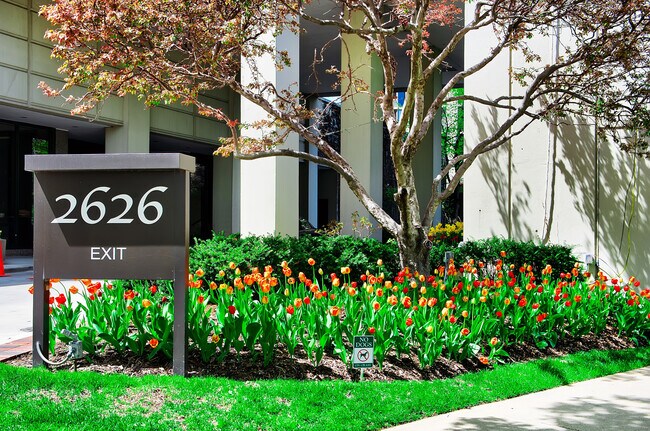 Building Photo - 2626 N Lakeview Ave
