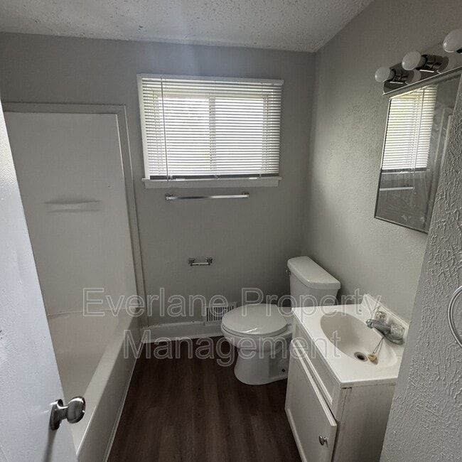 Building Photo - 4030 N Catherwood Ave