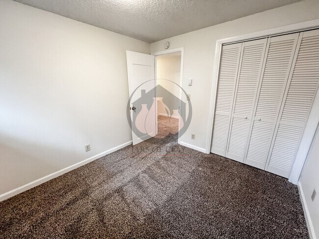 Building Photo - Skyline Rd S Duplex #2023-LL787