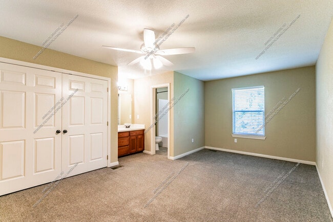 Building Photo - 1 Bedroom 2 Bath Available NOW