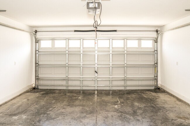 Building Photo - Three Bedroom Home in Hearthstone Lakes Co...