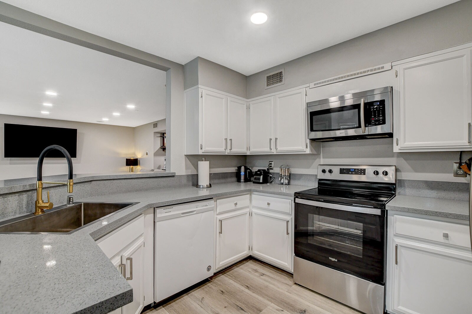 Building Photo - 2224 Lucerne Ct