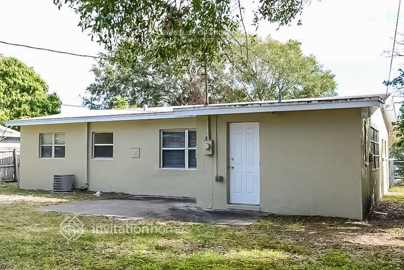 Building Photo - 2160 Riviera Dr