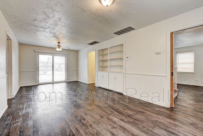 Building Photo - 917 NE 81st St