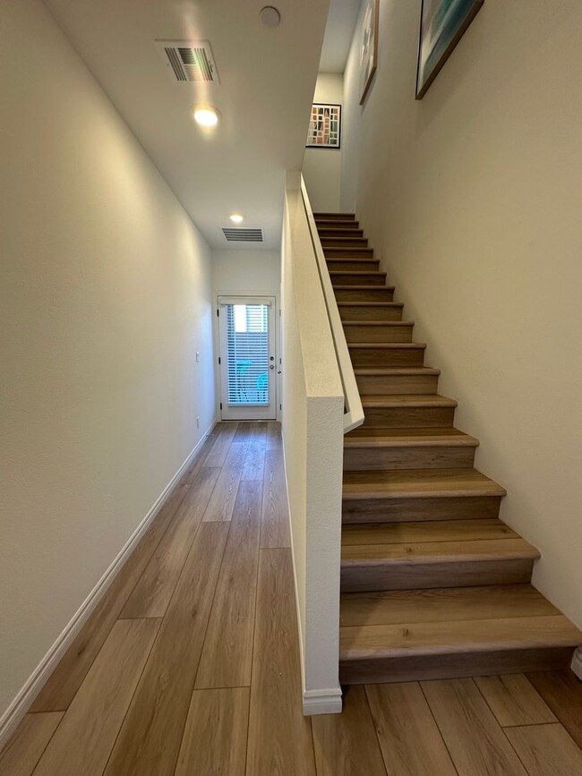 Building Photo - Fully furnished 55+ townhome with attached...