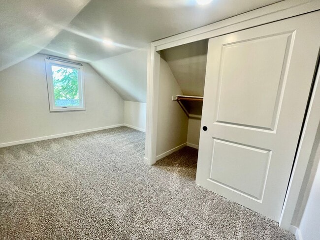 Building Photo - 5-Bedroom, 2 Bathroom Home with In-Unit Wa...