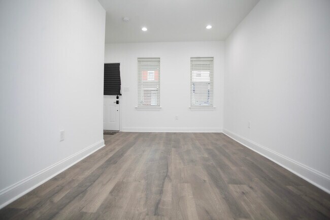 Building Photo - 724 N Dekalb St