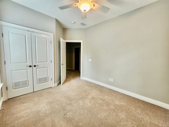 Building Photo - Four bedroom 10 minutes from the beaches o...