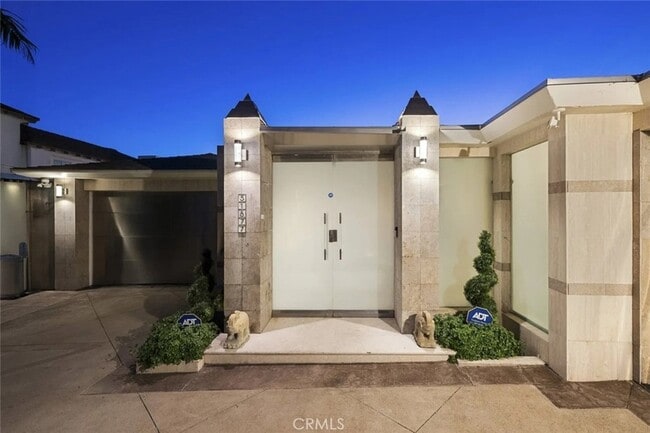 Building Photo - 31877 Circle Dr