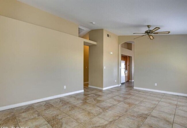 Building Photo - Single Story Gem!