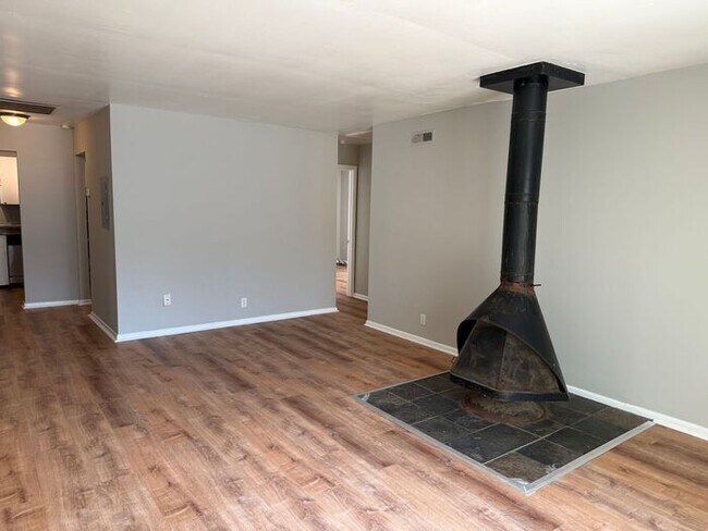 Building Photo - Fabulous Renovation!! Hermitage 1 Level Co...