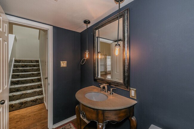 Building Photo - BEAUTIFUL and SPACIOUS Townhome in Ideal L...