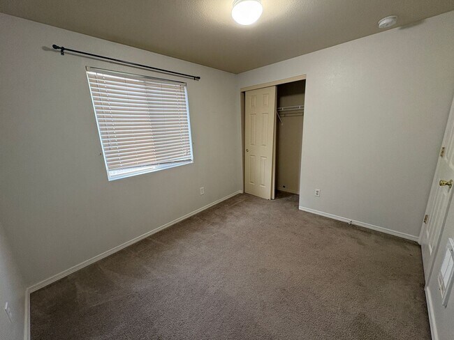 Building Photo - SCHEDULE A TOUR TO VIEW THIS COZY OPEN FLOORPLAN DUPLEX IN REDMOND!!