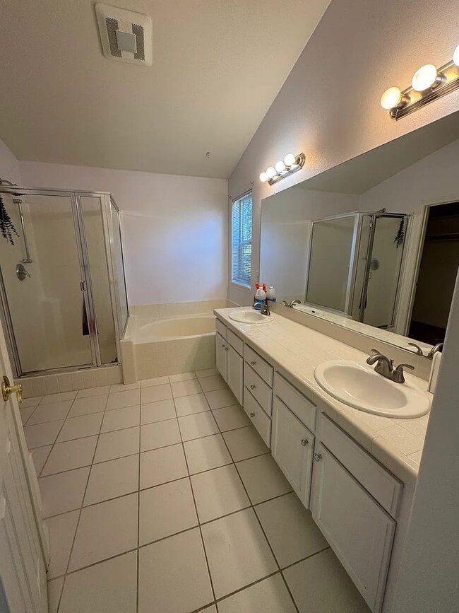 Building Photo - Hillsboro Living at Its Best 3bed/ 2.5 Bat...