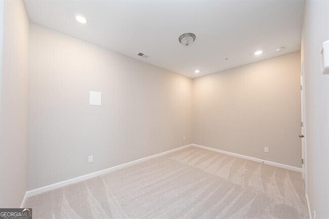 Building Photo - 272 Commons Ave