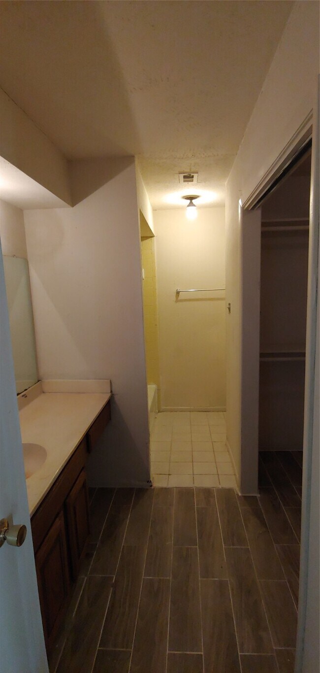 Building Photo - 10822 Lynbrook Dr