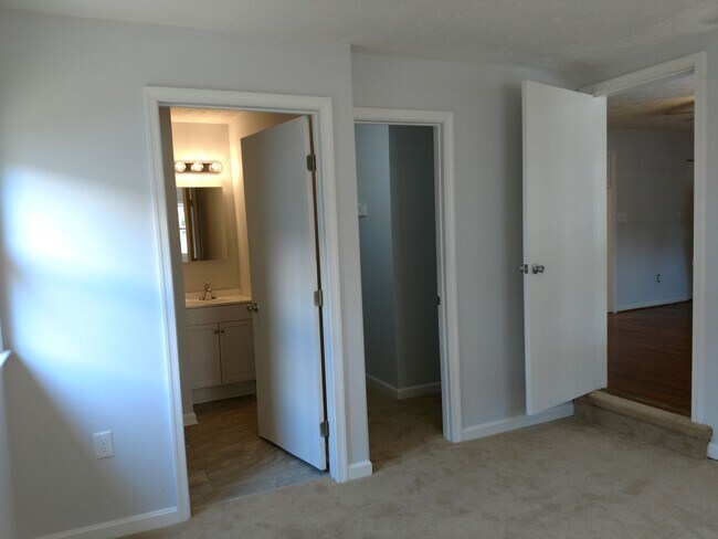 Building Photo - 3 Bedroom 3 Bathroom House in Town of Fron...