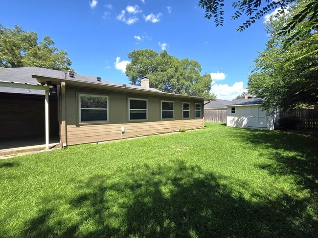 Building Photo - 1404 Woodbridge Dr