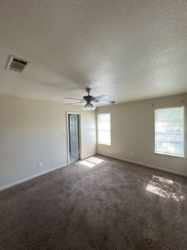 Building Photo - AVAILABLE NOW!