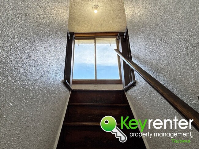 Building Photo - Character and Comfort in Tacoma, Spacious ...