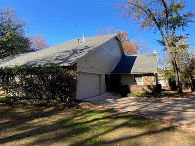 Building Photo - Jenks Schools! This 3 bedroom, 2 bath duplex is located at back of cul-de-sac