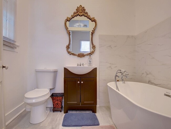 Building Photo - 617 Lyons St