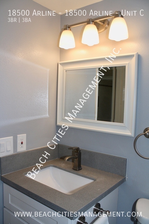 Building Photo - Completely Remodeled 3 Bed, 2 Bath Town Ho...