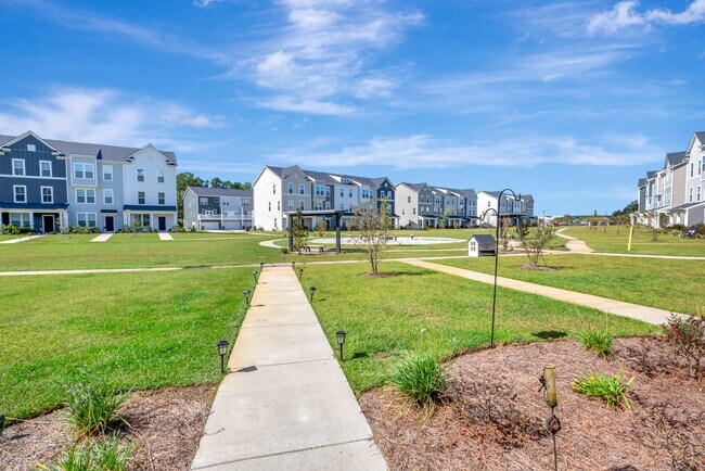 Building Photo - Recess Pointe’s One and Only Duplex! 3 Sto...